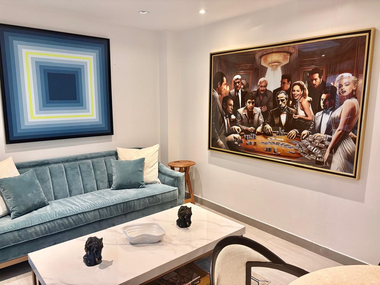 Sala con cuadro horizontal de gran formato — escena de póker con íconos del cine