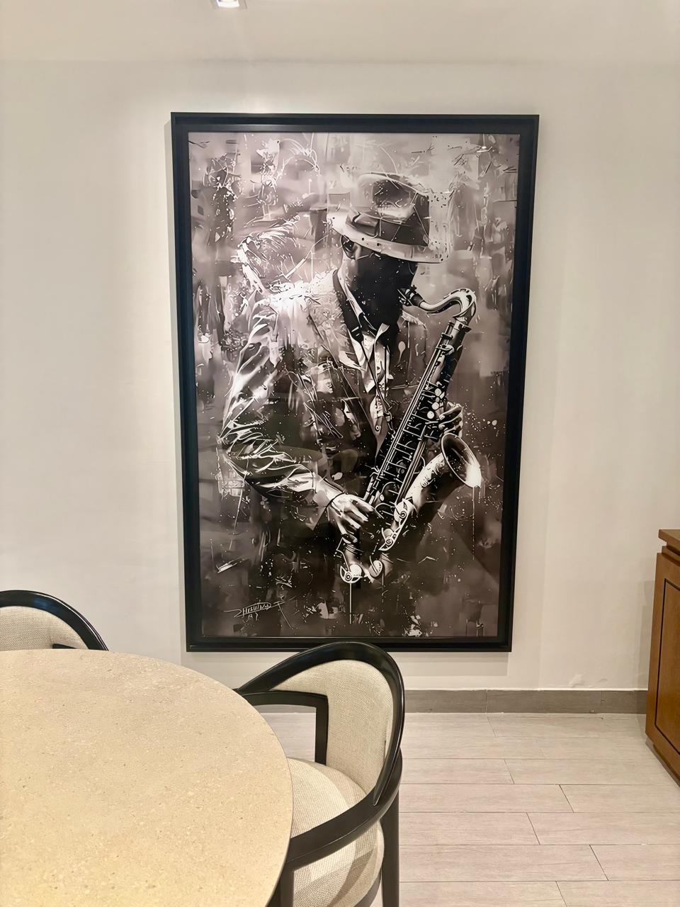 Cuadro vertical de gran formato, saxofonista en blanco y negro montado en pared del cliente