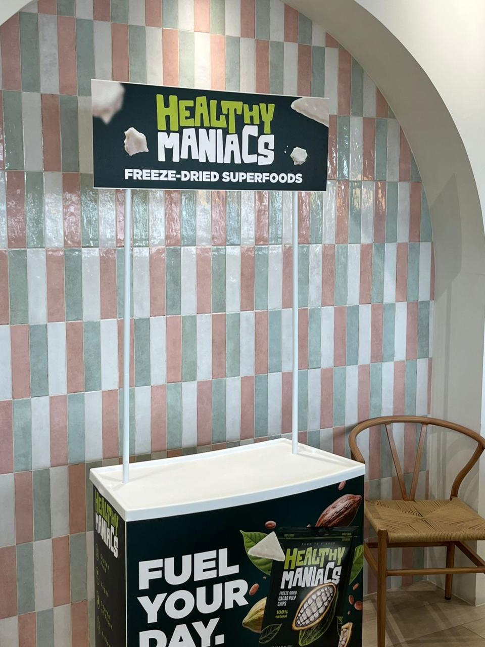 Mesa promocional Healthy Maniacs con pendón